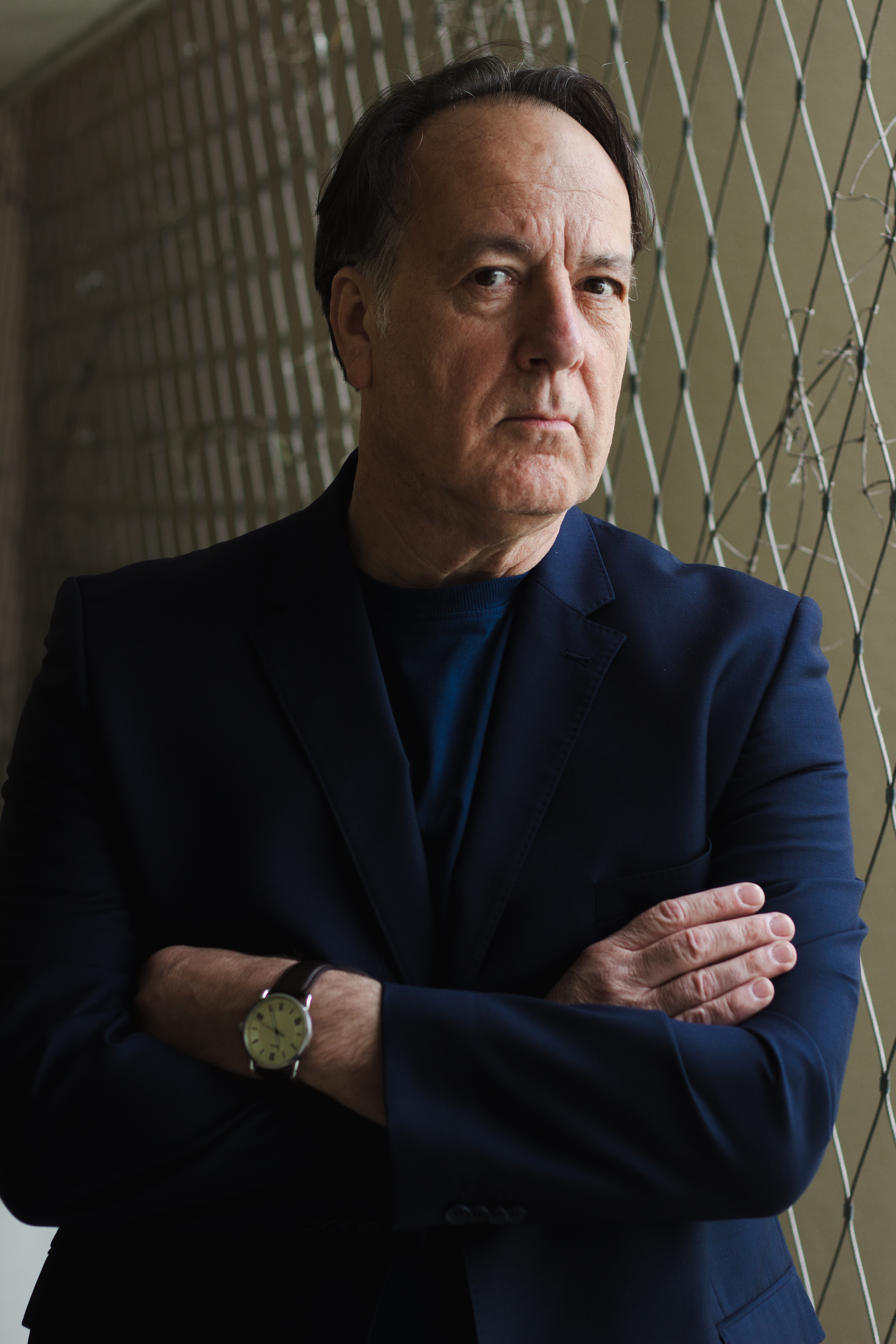 Schauspielportrait von Michael Schupke im schwarzen Anzug