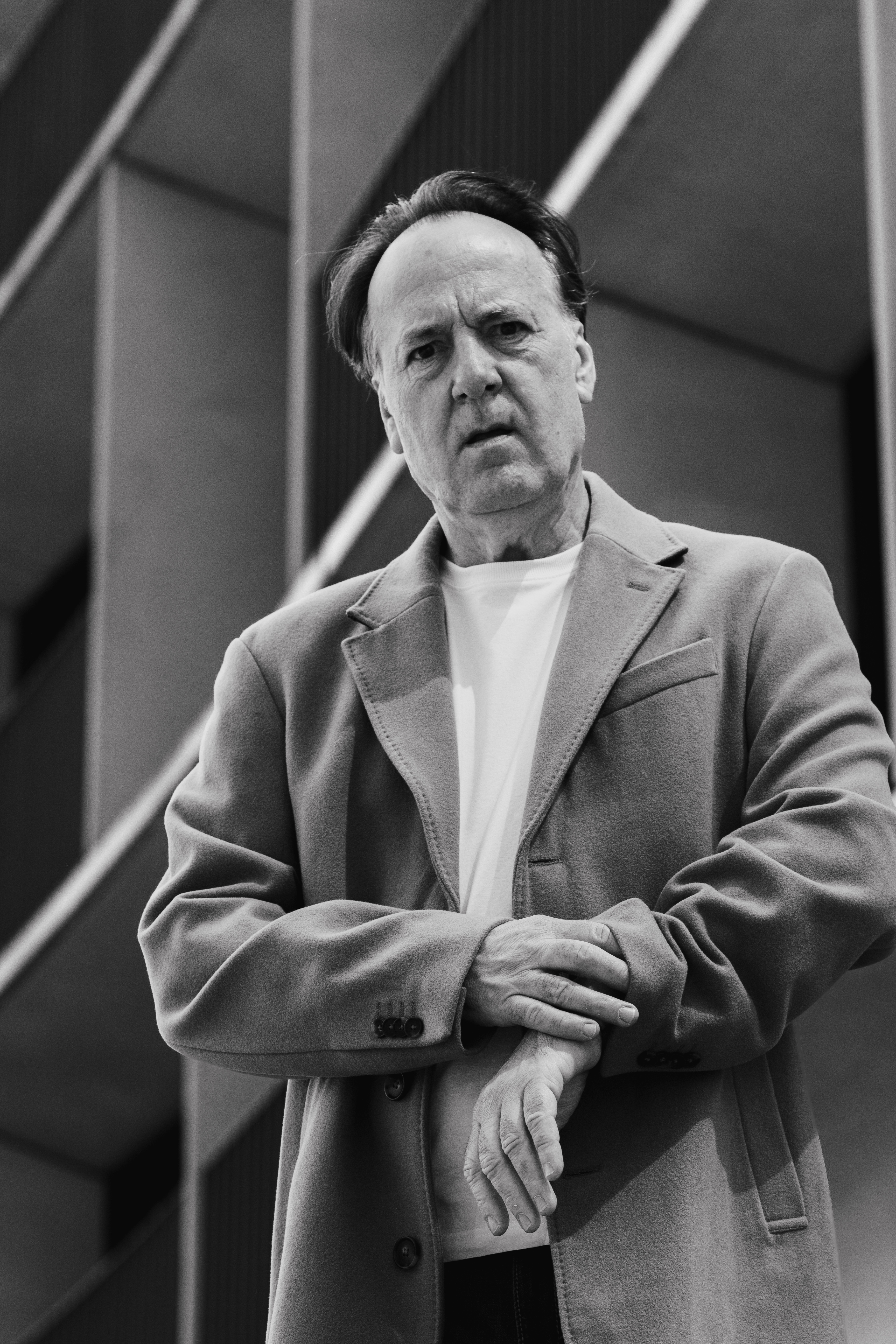Michael Schupke als Schauspieler vor moderner Architektur
